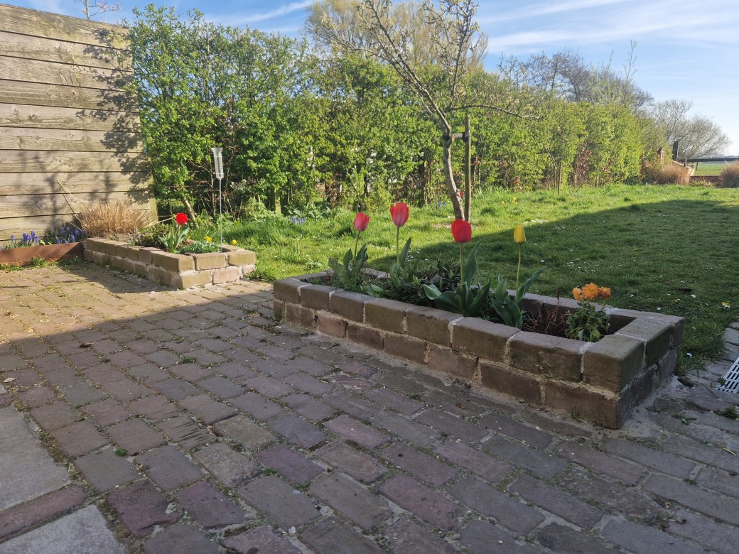 Twee gemetselde plantenbakken